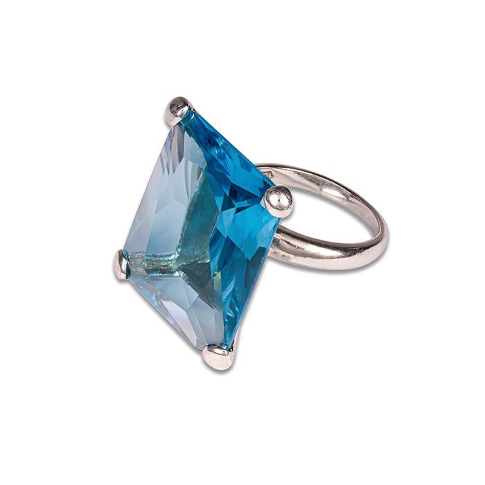 Eleganza e bellezza unica in un anello in argento impreziosito da un topazio azzurro creato in laboratorio, per un anello che unisce tradizione artigianale e innovazione. Perfetto per chi cerca un tocco di raffinatezza e unicita' 
