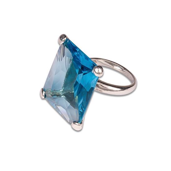 Eleganza e bellezza unica in un anello in argento impreziosito da un topazio azzurro creato in laboratorio, per un anello che unisce tradizione artigianale e innovazione. Perfetto per chi cerca un tocco di raffinatezza e unicita' 