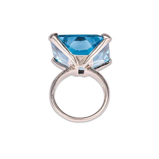 Eleganza e bellezza unica in un anello in argento impreziosito da un topazio azzurro creato in laboratorio, per un anello che unisce tradizione artigianale e innovazione. Perfetto per chi cerca un tocco di raffinatezza e unicita' 
