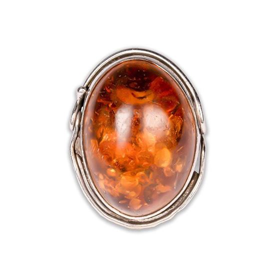 anello elegante con pietra ambra baltica, creato in laboratorio, un gioiello unico che unisce la bellezza naturale e l'artigianalita' moderna. Perfetto per chi cerca un accessorio raffinato e sostenibile 