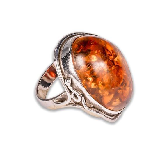 anello elegante con pietra ambra baltica, creato in laboratorio, un gioiello unico che unisce la bellezza naturale e l'artigianalita' moderna. Perfetto per chi cerca un accessorio raffinato e sostenibile 
