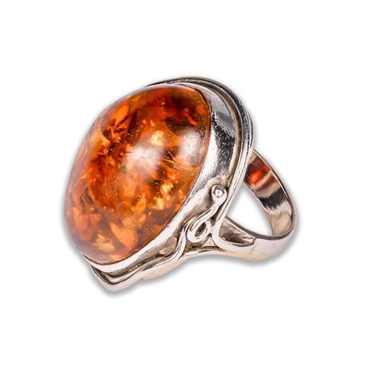 anello elegante con pietra ambra baltica, creato in laboratorio, un gioiello unico che unisce la bellezza naturale e l'artigianalita' moderna. Perfetto per chi cerca un accessorio raffinato e sostenibile 