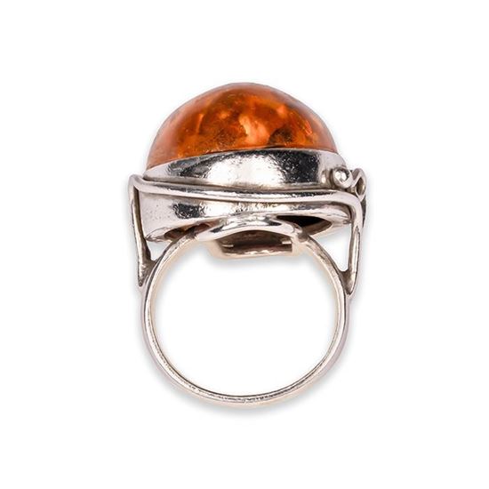 anello elegante con pietra ambra baltica, creato in laboratorio, un gioiello unico che unisce la bellezza naturale e l'artigianalita' moderna. Perfetto per chi cerca un accessorio raffinato e sostenibile 