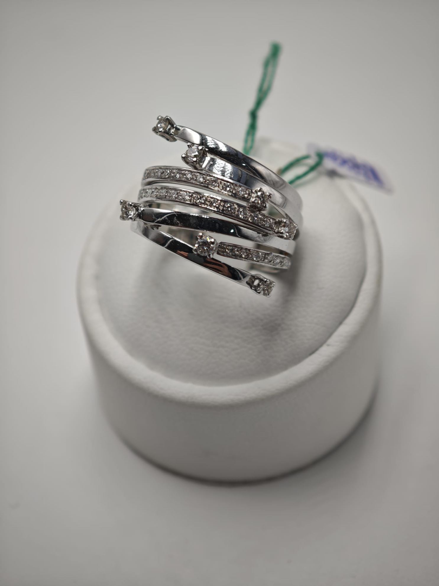 Immagine di ANELLO A FASCIA IN ORO BIANCO 18K 750/1000 CON DIAMANTI. USATO BENE